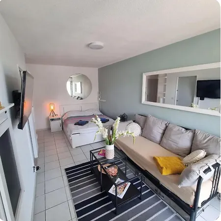 Gemuetliches Studio, Pool, Parkplatz. Ohne Vis-a-vis. *