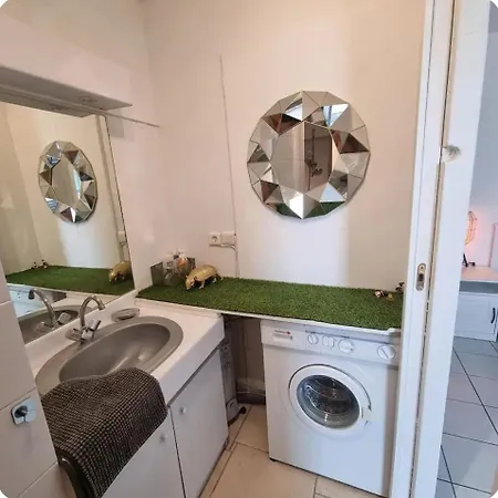 Gemuetliches Studio, Pool, Parkplatz. Ohne Vis-a-vis. Fréjus