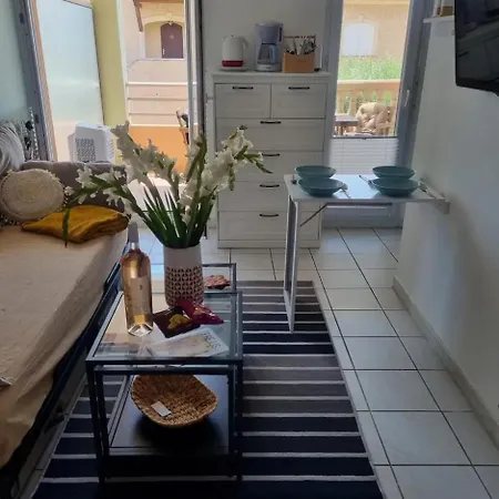 Gemütliches Studio, Pool, Parkplatz. Ohne Vis-a-vis.