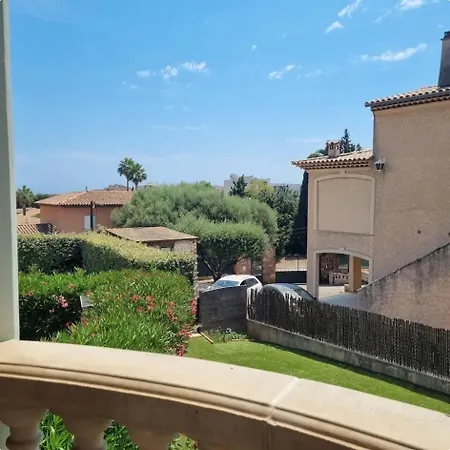 Gemuetliches Studio, Pool, Parkplatz. Ohne Vis-a-vis. Fréjus