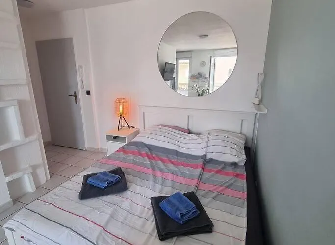Gemuetliches Studio, Pool, Parkplatz. Ohne Vis-a-vis. Frejus